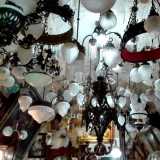 ...ad antiche lampade dalle forme pi� diverse..